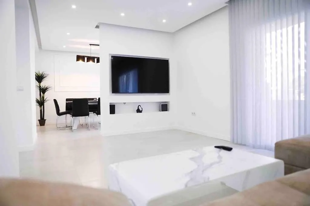Modern 3-Bed Apartment In Heart Of Τορρεμολίνος 0*,