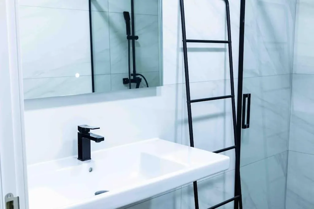 Modern 3-Bed Apartment In Heart Of Τορρεμολίνος