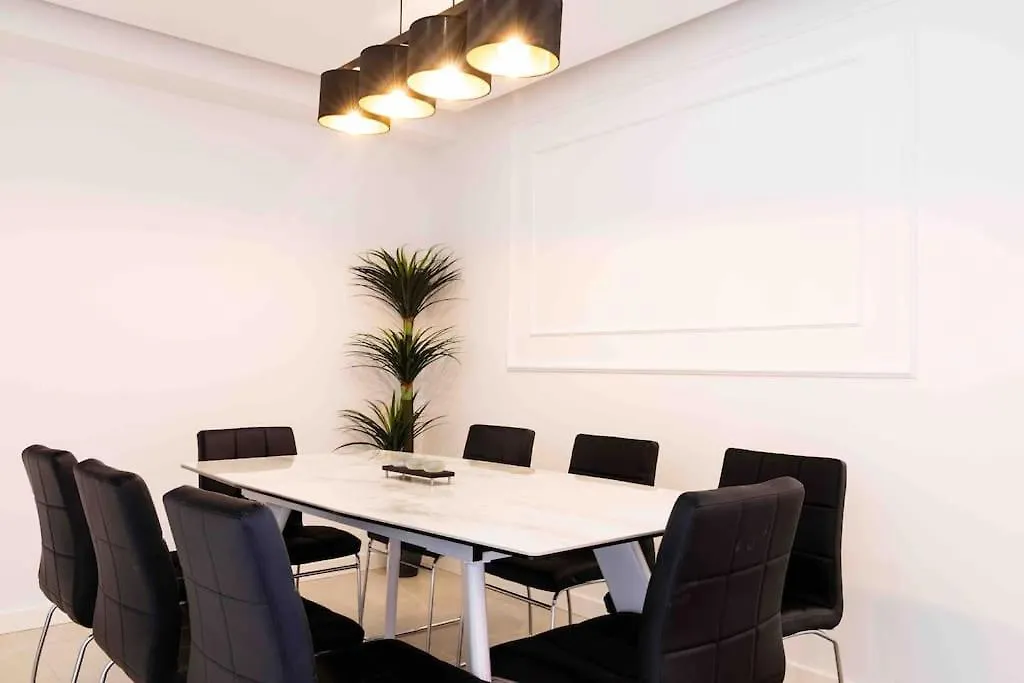 Modern 3-Bed Apartment In Heart Of Τορρεμολίνος Ισπανία
