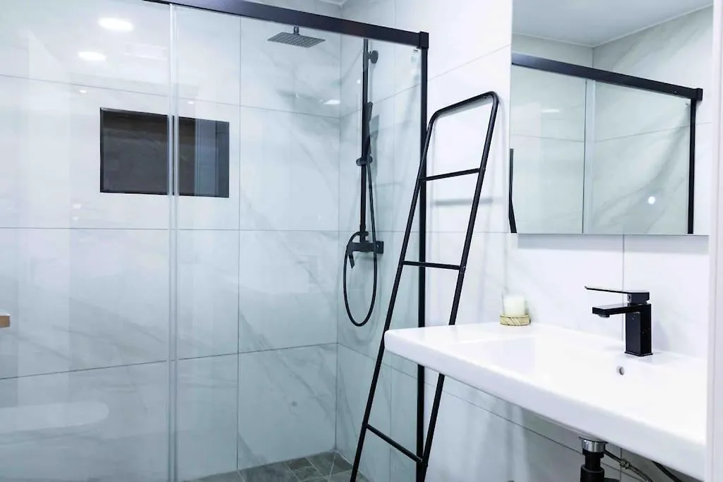 Modern 3-Bed Apartment In Heart Of Τορρεμολίνος 0*,