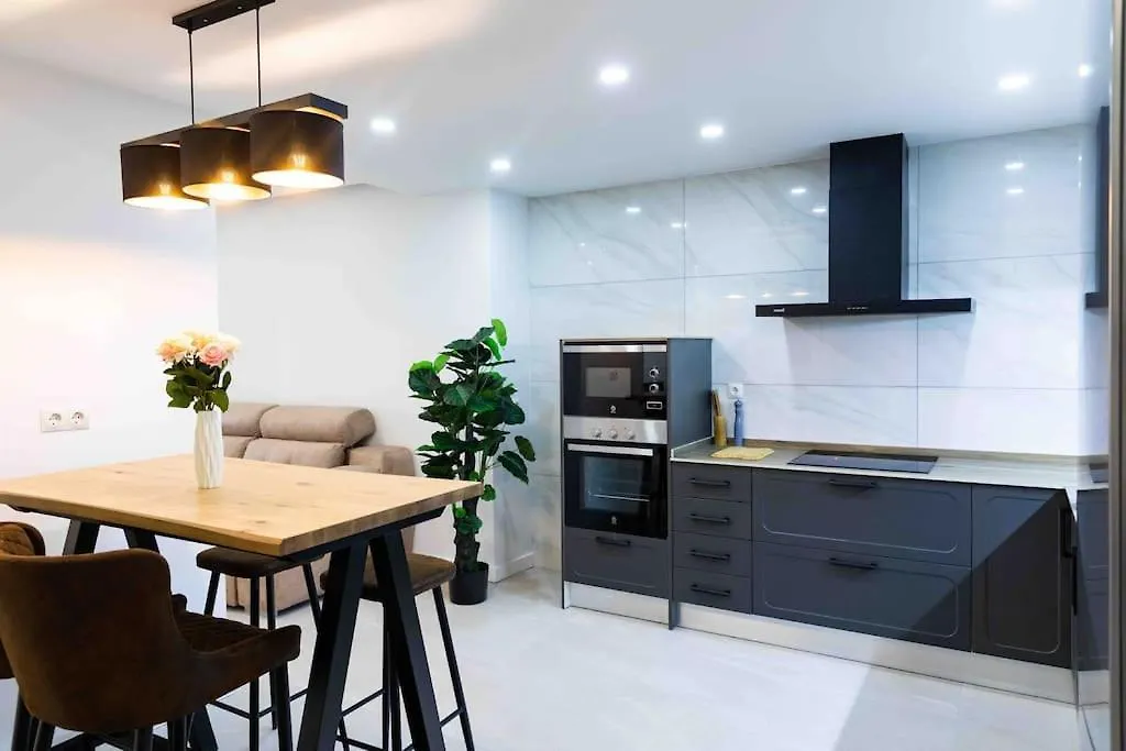 Modern 3-Bed Apartment In Heart Of Τορρεμολίνος