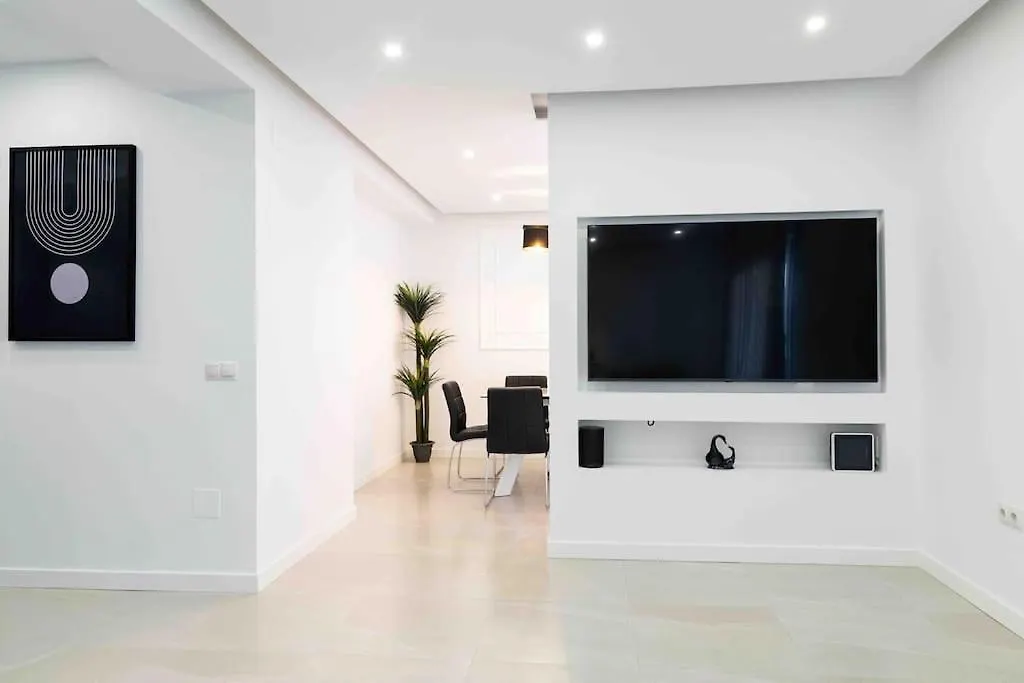 Modern 3-Bed Apartment In Heart Of Torremolinos